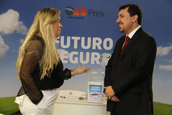 O presidente do Conselho Deliberativo da OAB Prev-RJ Renan Aguiar conversa com a consultora Iolanda Barbosa